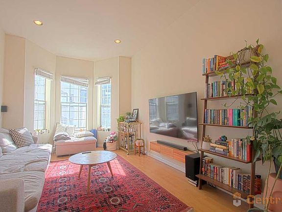 2nd image of 1460 Clay St #641