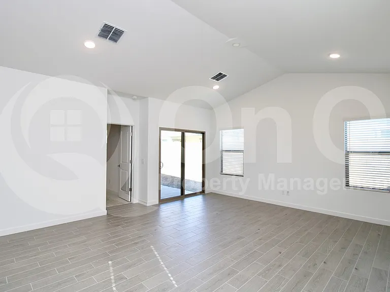 7869 N 80th Ave — Photo 4