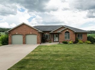 8582 Kemp Ct, Dubuque, IA 52003