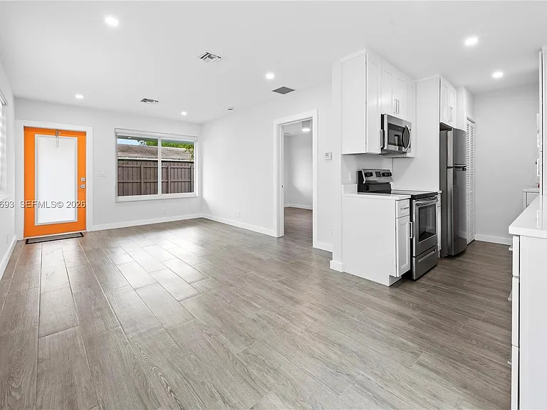 831 NE 40th St #3 — Photo 7