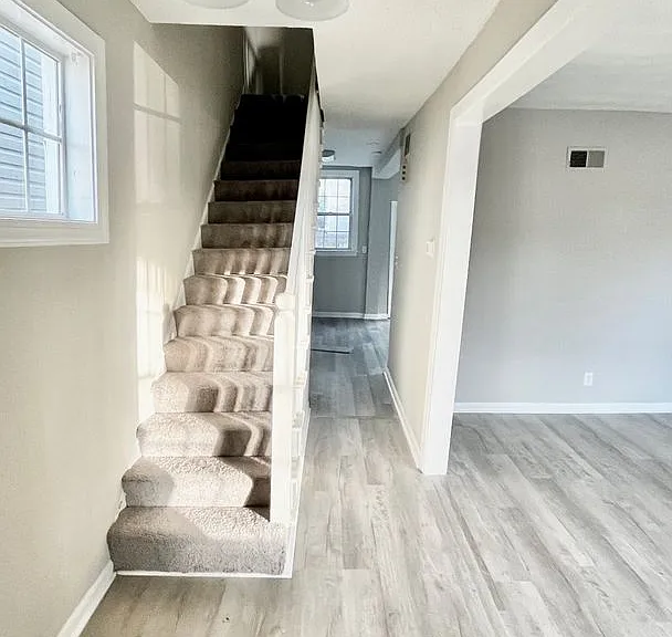 1812 Everett St — Photo 4