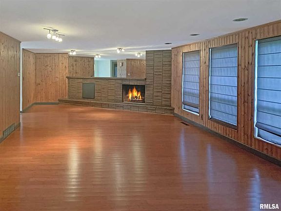 3rd image of 4907 N Woodview Ave