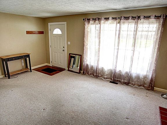 4th image of 433 Early Dr W
