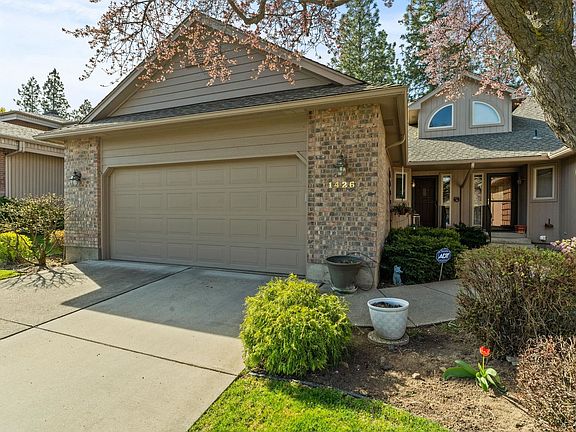 2nd image of 1426 E Cambridge Ln