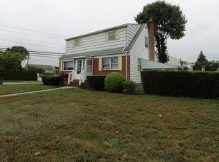 36 Millwood Ln, Merrick, NY 11566