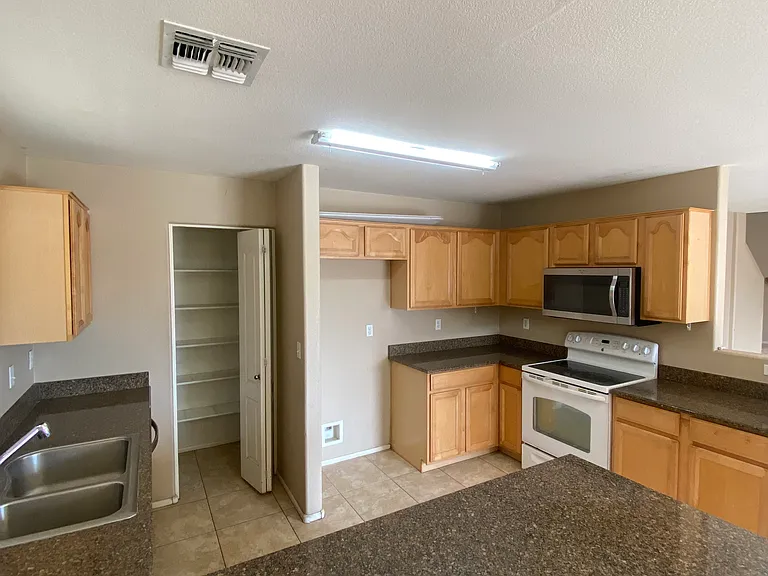 249 W Jersey Way — Photo 2