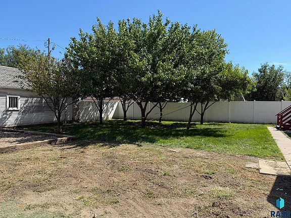 5th image of 711 3rd St