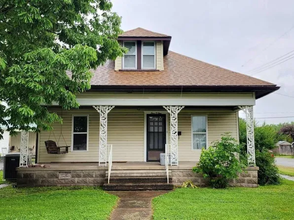 401 W Ray Ave, Christopher, IL 62822