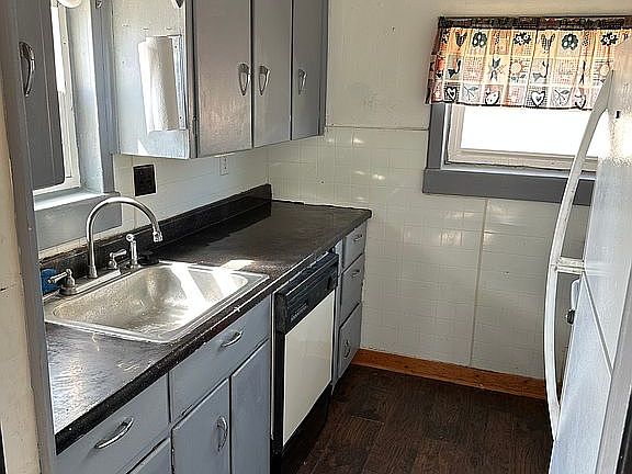 5th image of 643 W Davis St