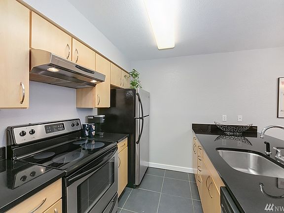4th image of 840 NE 125th St APT 204