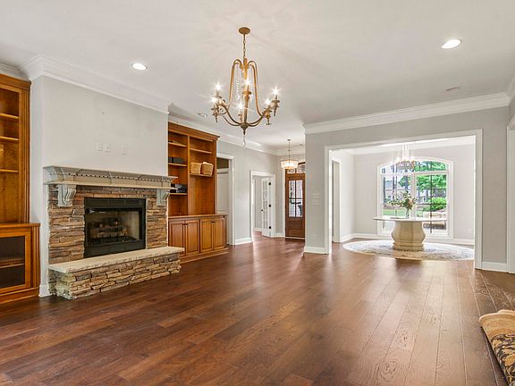 3rd image of 762 Cambridge Ln