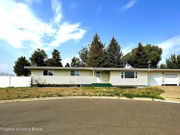 966 3rd Ave E, Dickinson, ND 58601