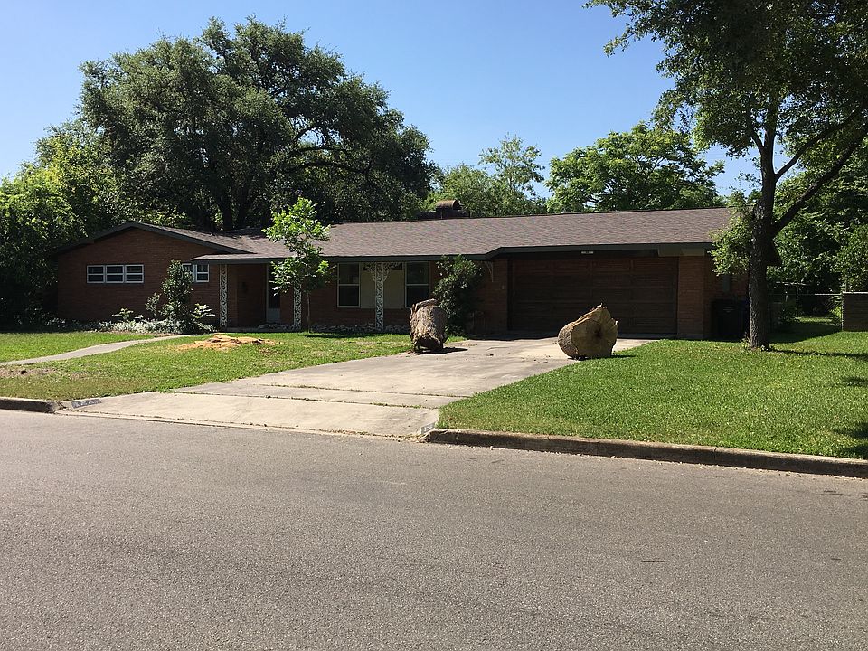 2nd image of 122 Five Oaks Dr