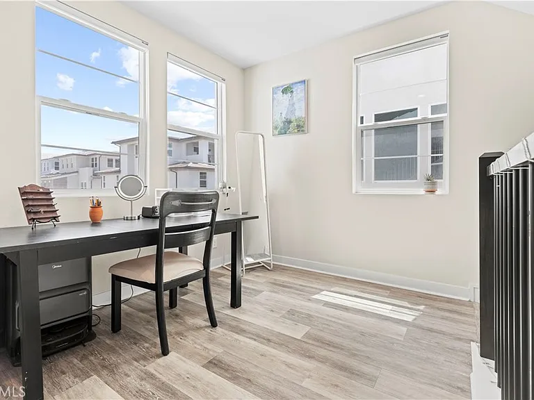 271 Newton — Photo 4