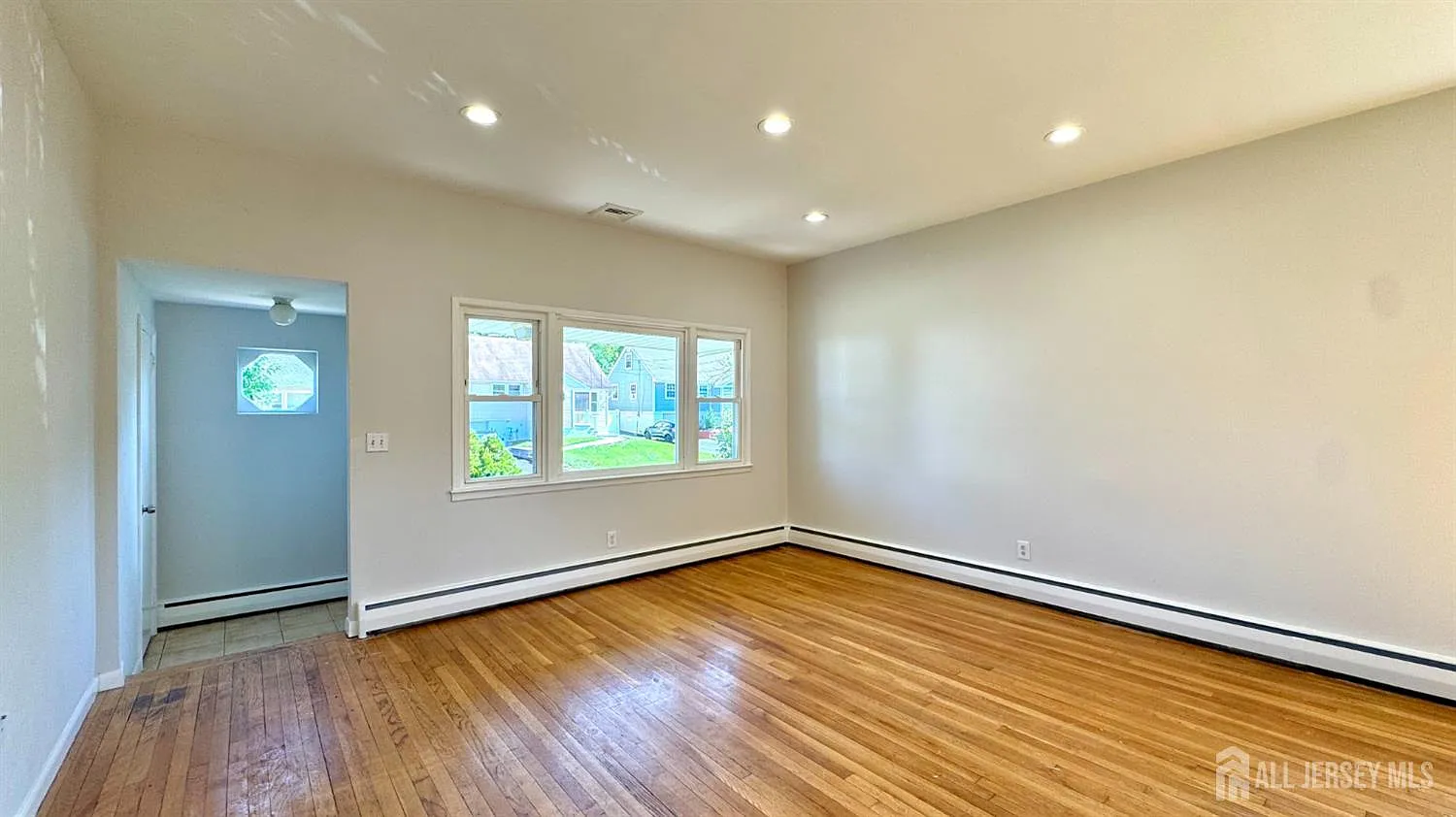 3 bed, 2.0 bath, 1800 sqft, $3,700 — Photo 3