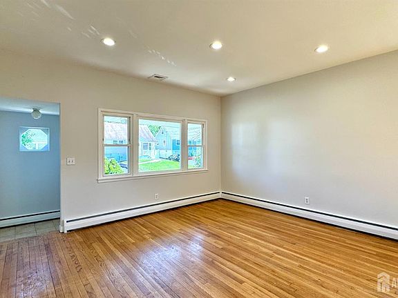 3rd image of 69 Mercer St
