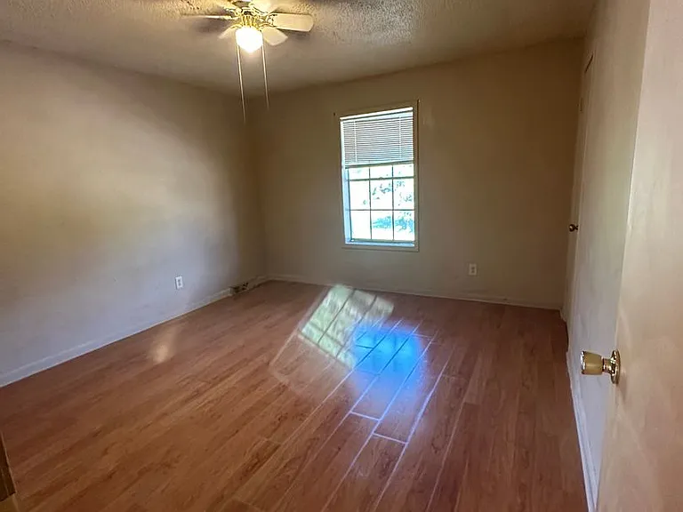 1403 Kimberly Dr — Photo 4