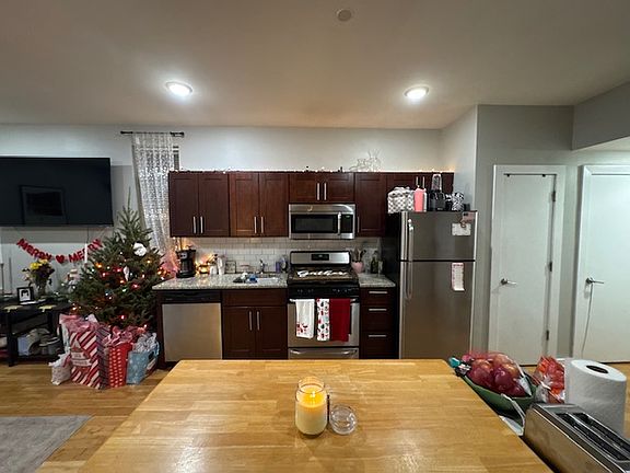 2nd image of 3044 Richmond St #3A