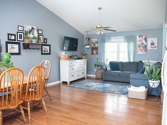 3rd image of 1009 S York Ln