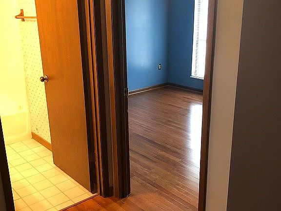 4th image of 4020 Julian Ave