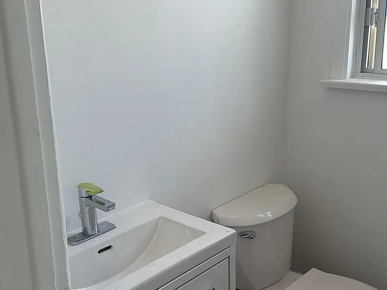 9 Allenby Ave #4 — Photo 7