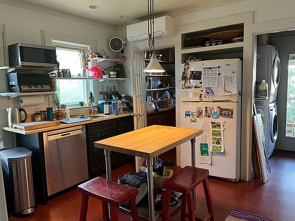 2nd image of 150 Garden St #2
