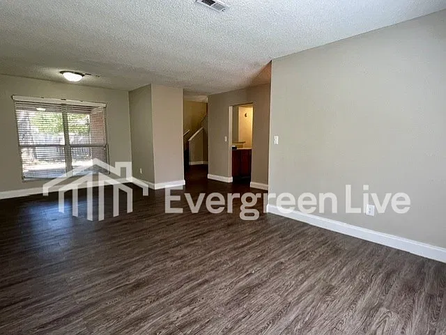 4 bed, 2.5 bath, 1950 sqft, $1,595 — Photo 4