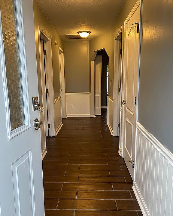 1st image of 723 Creekside Dr
