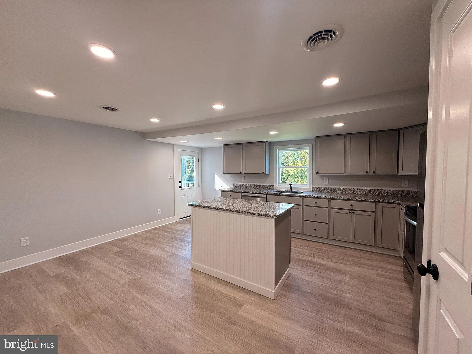 2 bed, 1.5 bath, 1600 sqft, $1,650 — Photo 3