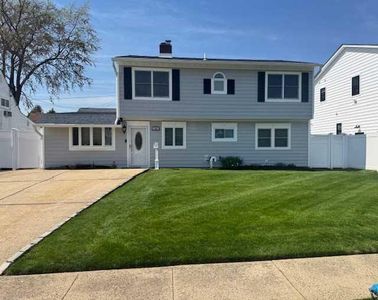 18 Prince Lane, Westbury, NY, 11590