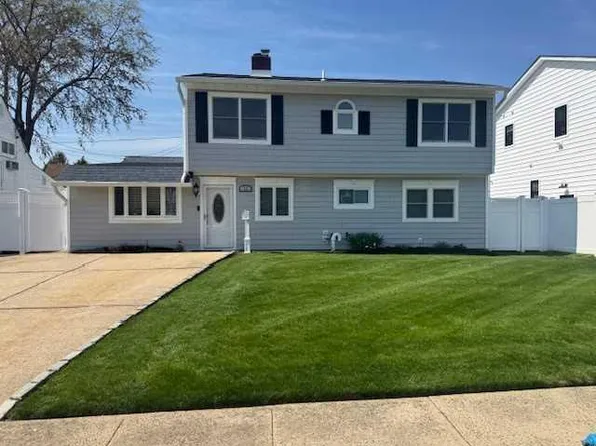 18 Prince Lane, Westbury, NY 11590