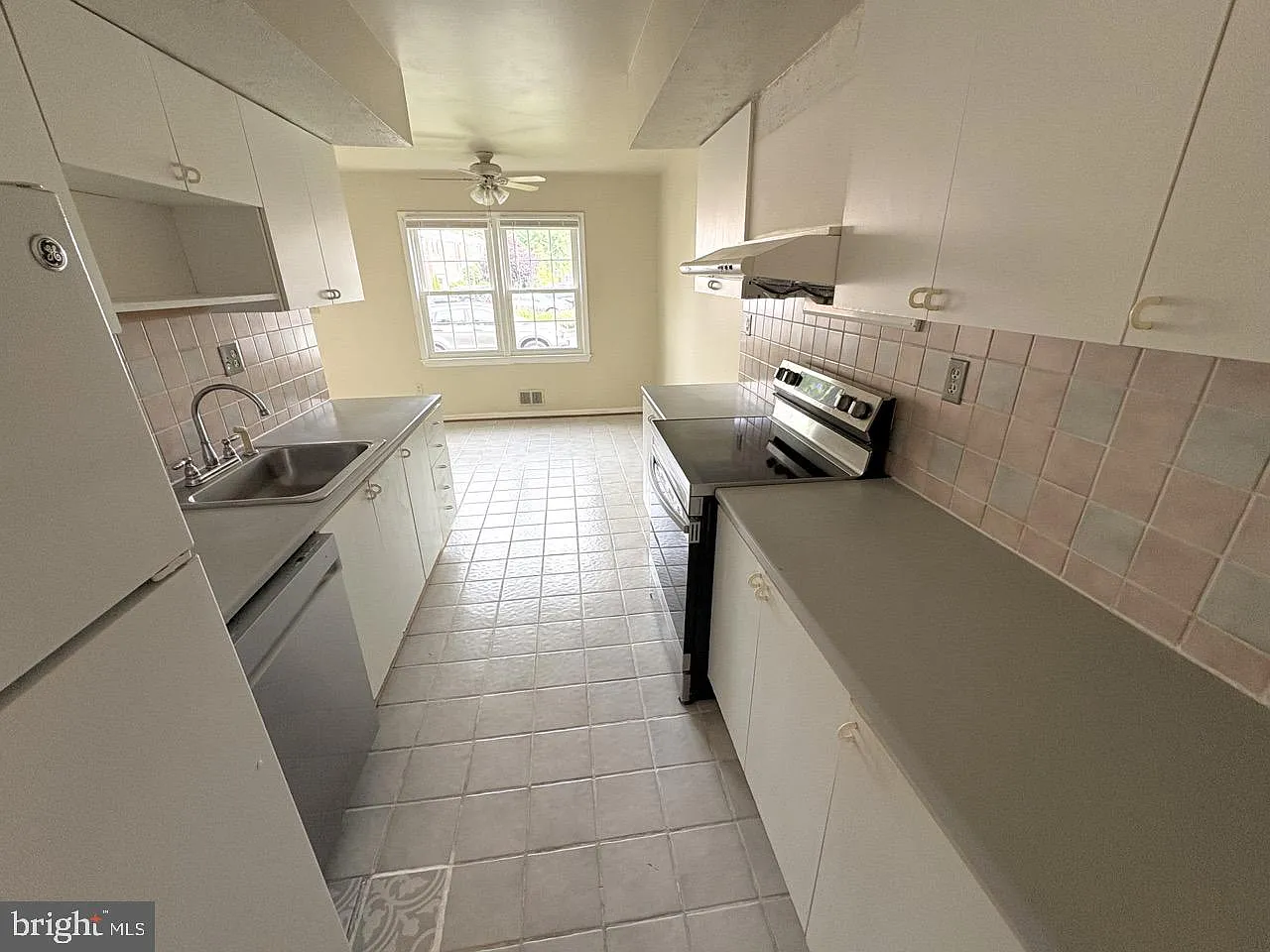 3 bed, 3.5 bath, 2142 sqft, $3,500 — Photo 2