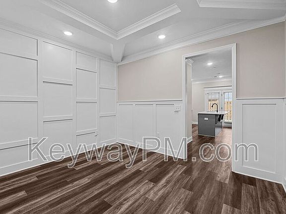 5th image of 3070 Venetian Dr