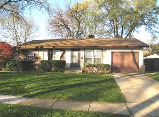 1144 Warwick Ln, Elk Grove Village, IL 60007
