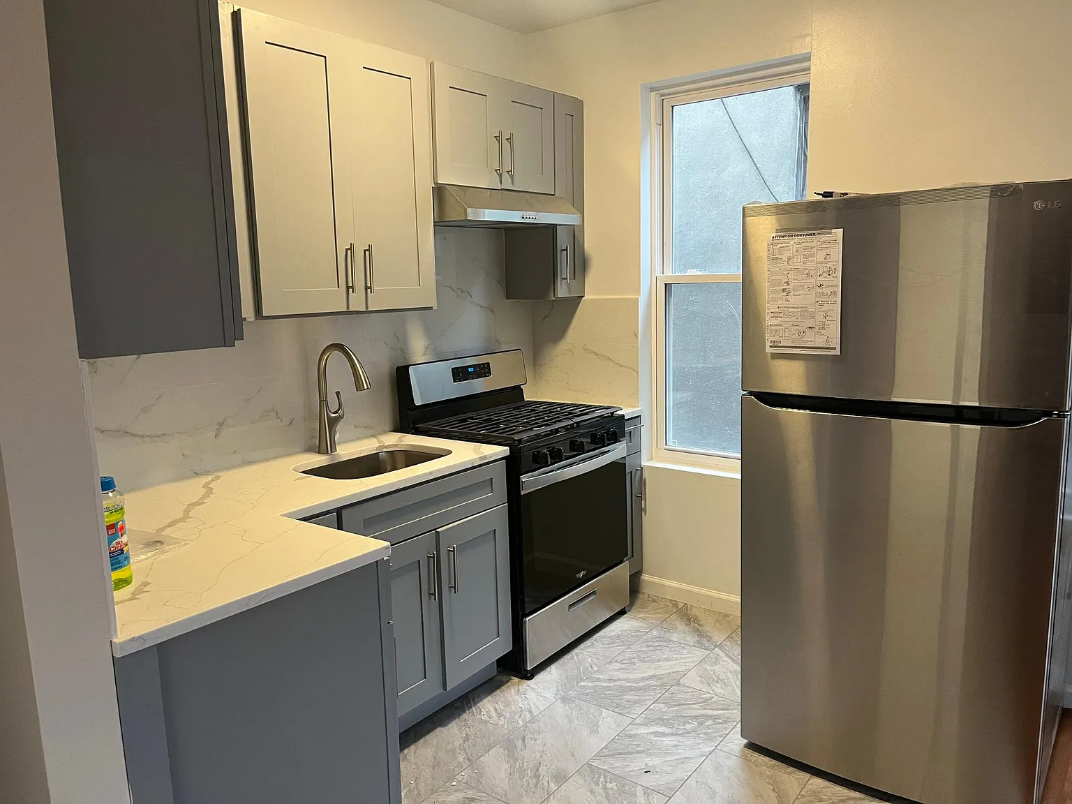 3 bed, 850 sqft, $3,300 — Photo 3
