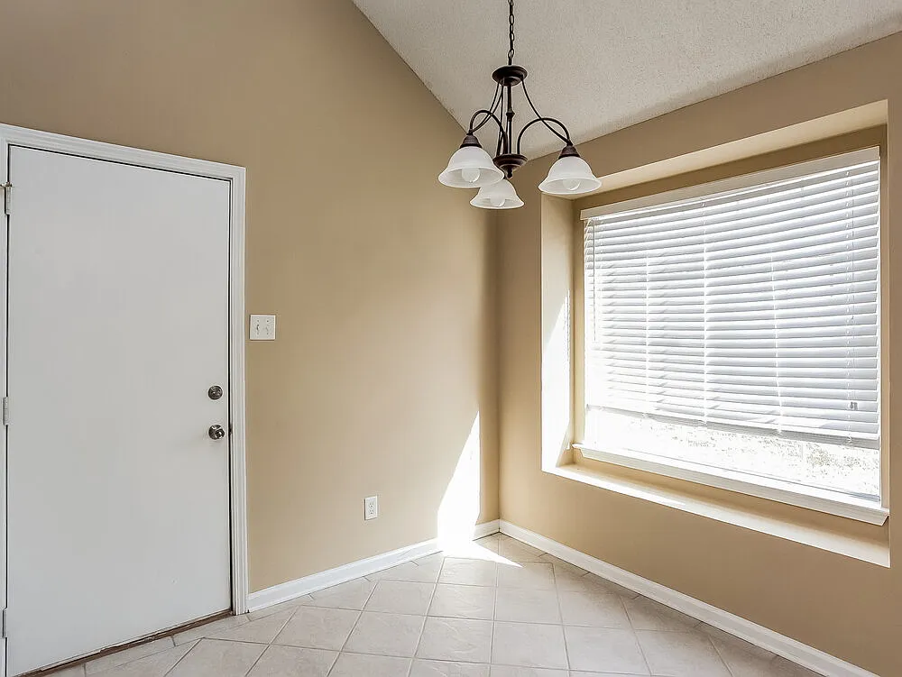 3 bed, 2.0 bath, 1399 sqft, $1,740 — Photo 4