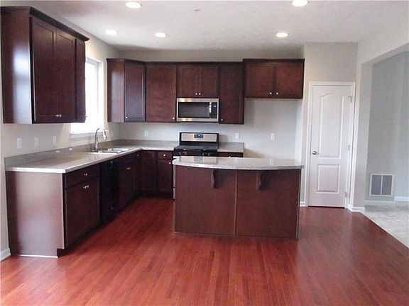 3rd image of 225 Eagle Dr