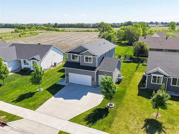 63 SE Dorr Dr, Pleasant Hill, IA 50327