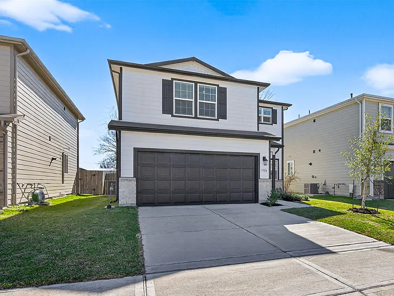 7326 Madison Commons Ln — Photo 40