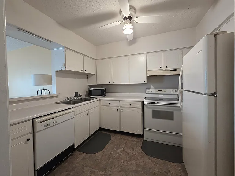 3820 Fairfield Ave #102 — Photo 2