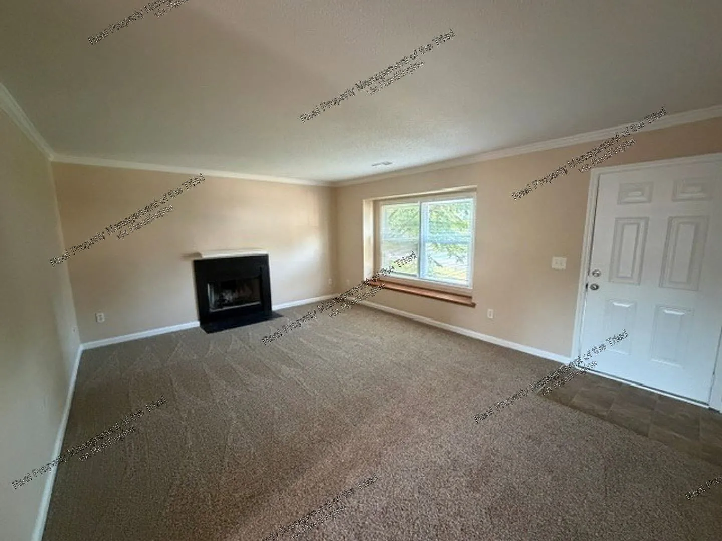 4 bed, 3.0 bath, 1996 sqft, $1,949 — Photo 2