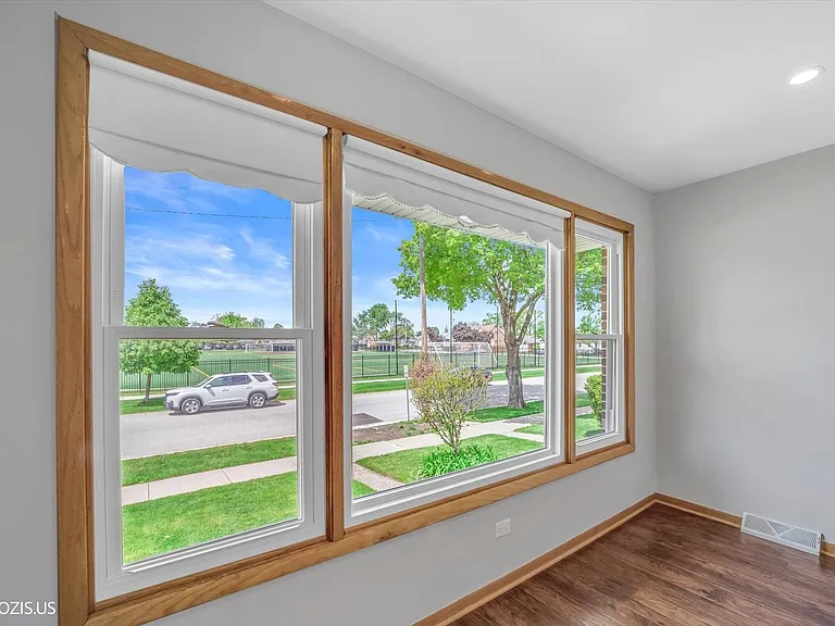 4043 N Wagner Ave — Photo 5