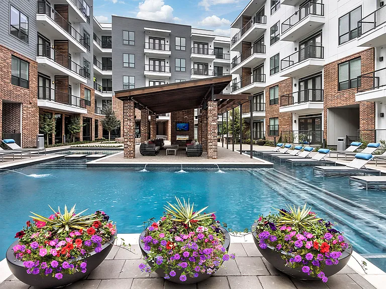 The amenity offering of Windsor Fitzhugh has been tailored to serve all of your daily lifestyle needs.