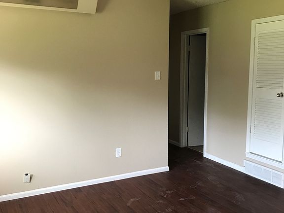 3rd image of 4616 S Dr W