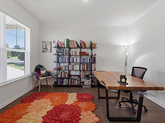 5th image of 1250 Hawthorne Cir