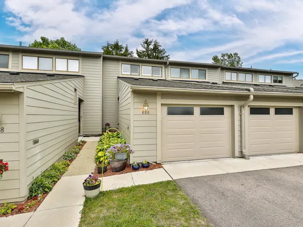 686 Peninsula Ct, Ann Arbor, MI 48105