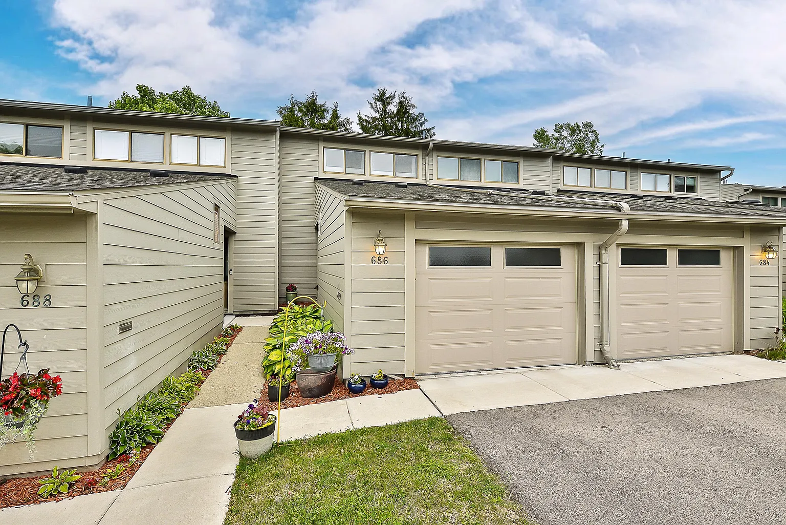 686 Peninsula Ct photo 1
