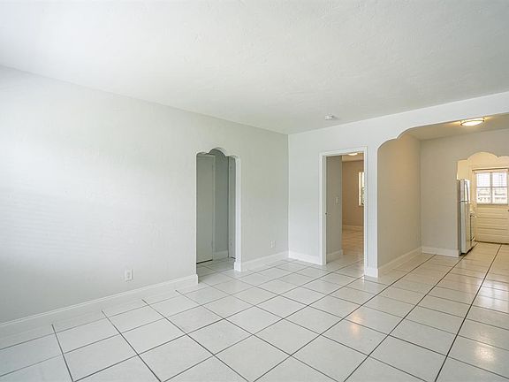 4th image of 7821 Carlyle Ave Unit 5-7821-5