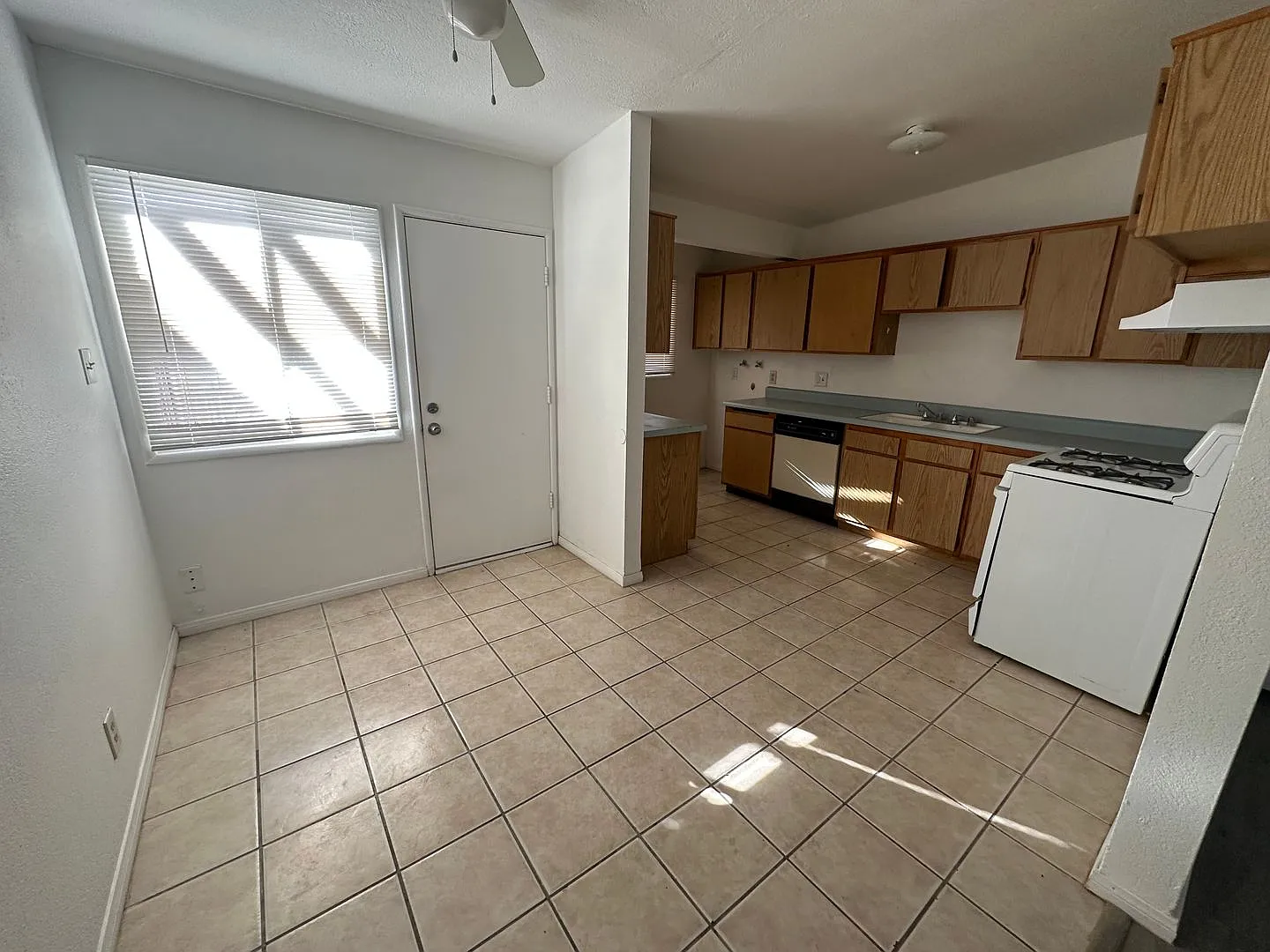 Attractive 2 Bed 1 Bath — Photo 4