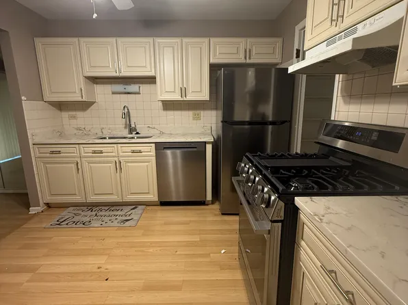 314 Silverwood Ct APT B1, Schaumburg, IL 60193
